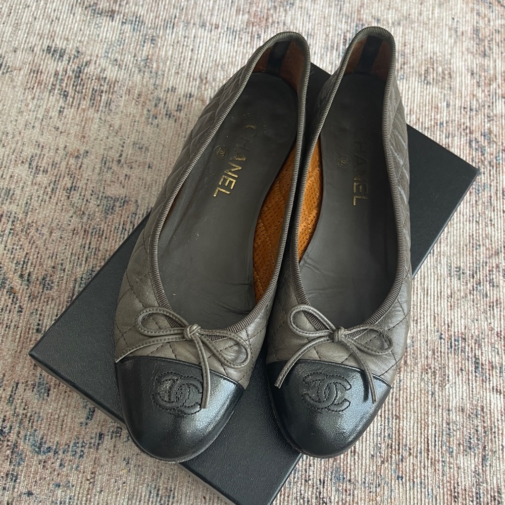 CHANEL Crumpled Calfskin/Patent Quilted CC Cap Toe Ballerina Flats Sz 39.5